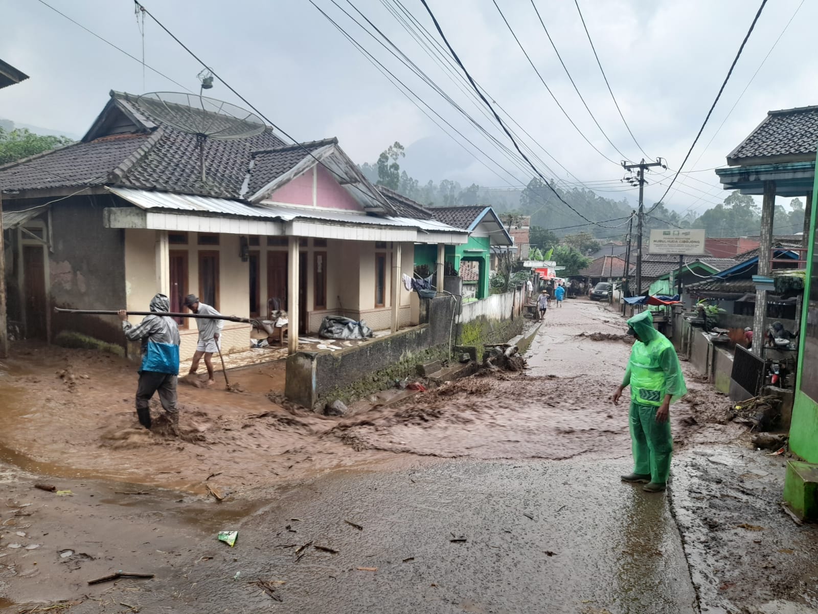 Banjir Lumpur Terjang Perkampungan Cisurupan Garut, Warga Panik